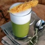 Erbsen Latte Macchiato mit Parmesan-Chip