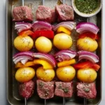 Filet- und Kartoffelspieße mit Rosmarin-Chimichurri