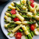 Spargelsalat mit grünem und weißem Spargel, Tomaten und Pinienkerne