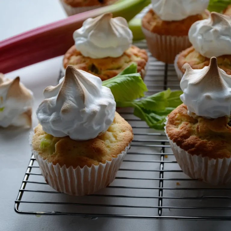 Rhabarber Muffins mit Baiser Haube