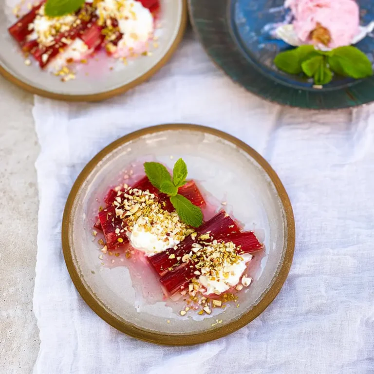 Gerösteter Rhabarber mit Kardamom, Joghurt und Haselnüssen