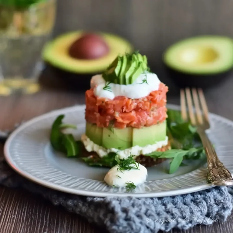 Räucherlachstatar mit Avocado und Schmand Meerrettich Creme