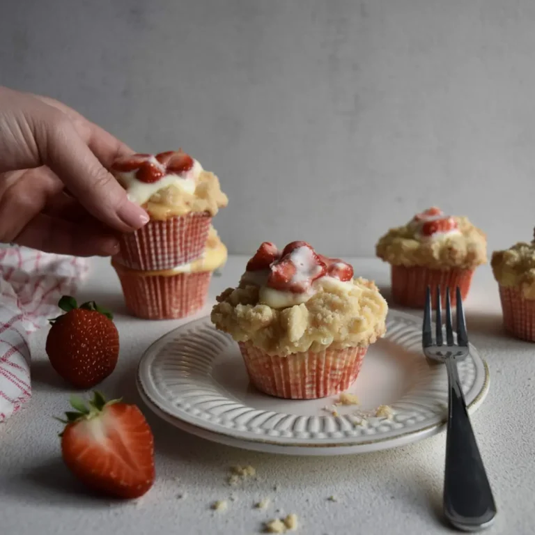 Erdbeer Cheesecake Muffins mit Streuseln