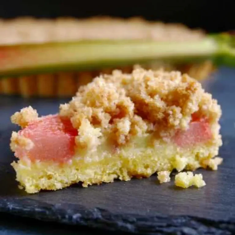 Rhabarberkuchen mit Streuseln auf Mürbteig
